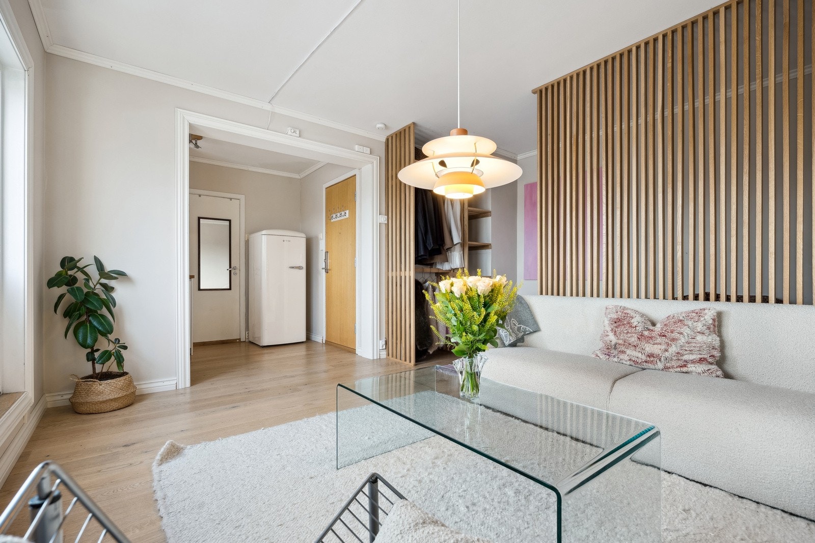 Leiligheten har åpen stue/kjøkkenløsning. Galleribilde