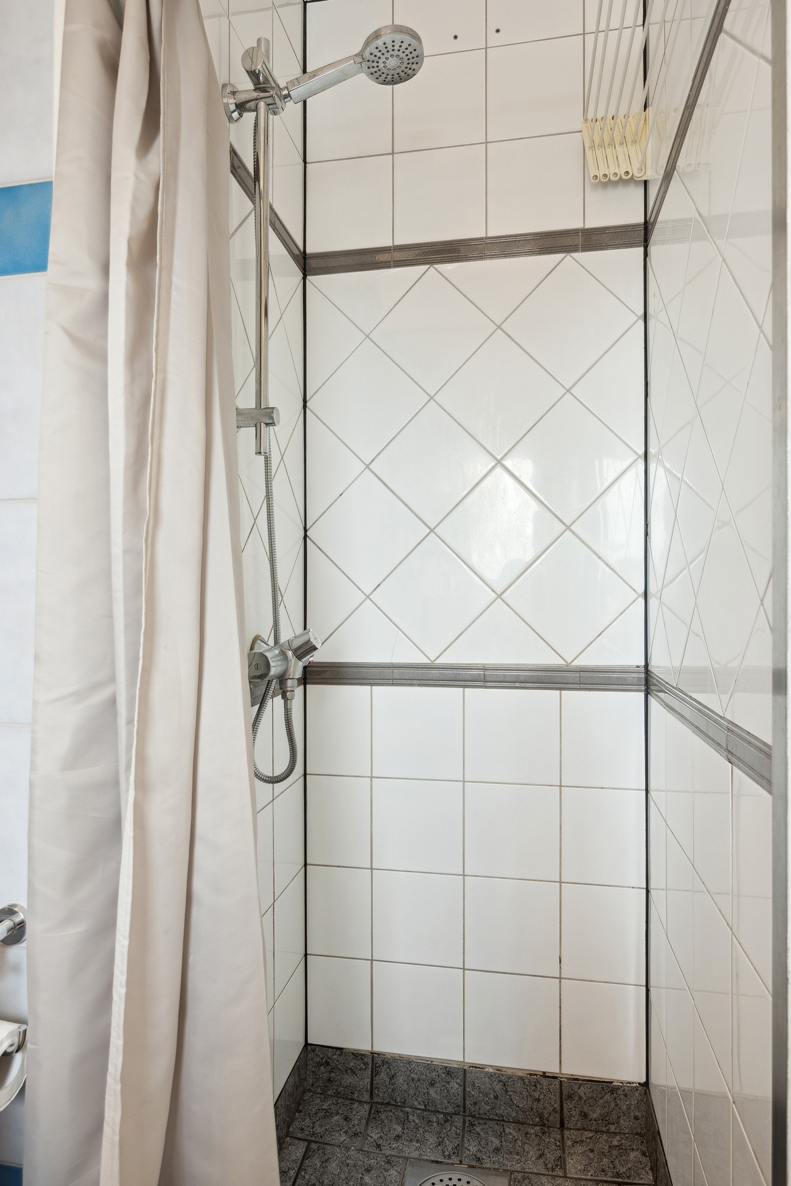 Dusjnisje med forheng. Galleribilde