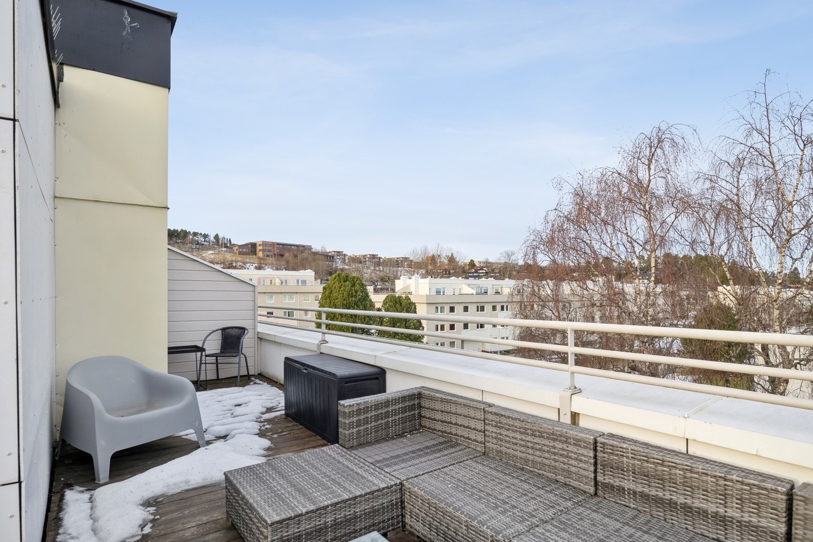 Fra balkongen har man fin utsikt over Trondheim og fjorden. Galleribilde