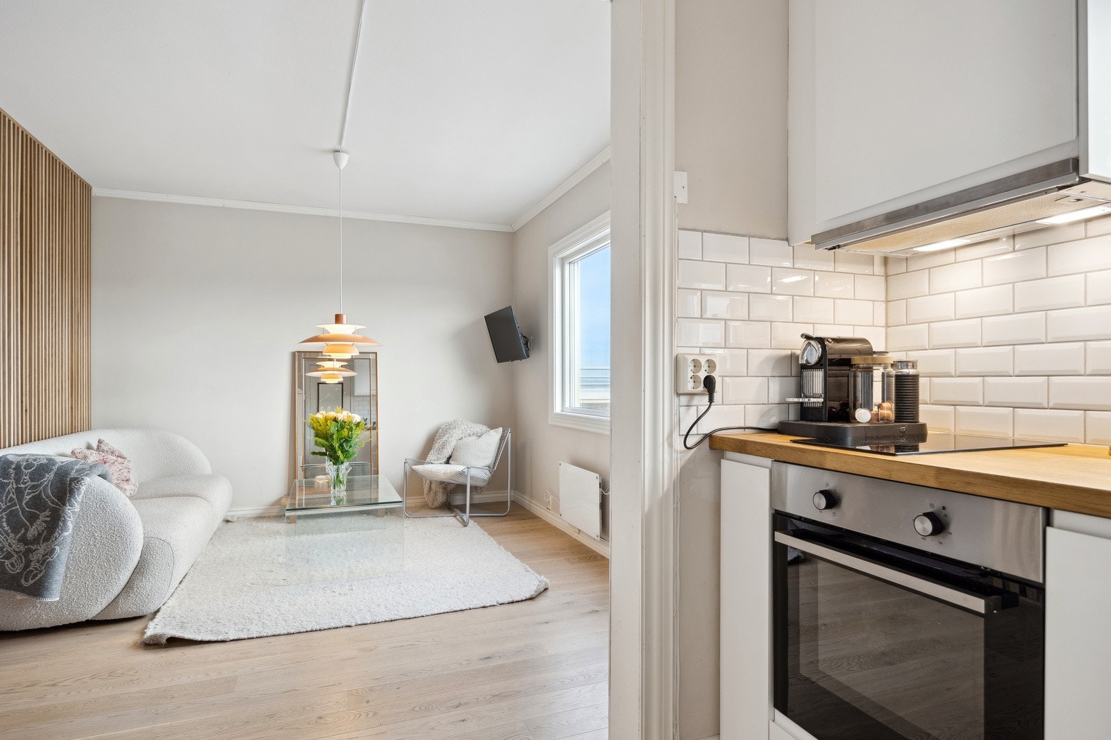 Praktisk løsning med fin kjøkkenbenk til matlaging, samt godt med skapplass. Galleribilde