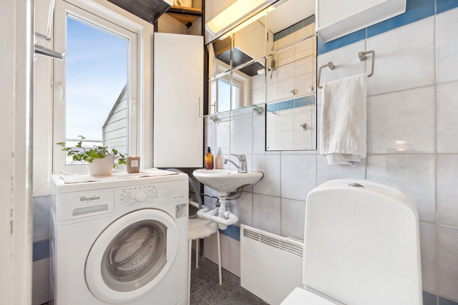 Baderom med oppgraderinger utført på ukjente tidspunkt, naturlig lysinnslipp, flislagt gulv, samt opplegg for vaskemaskin. Galleribilde