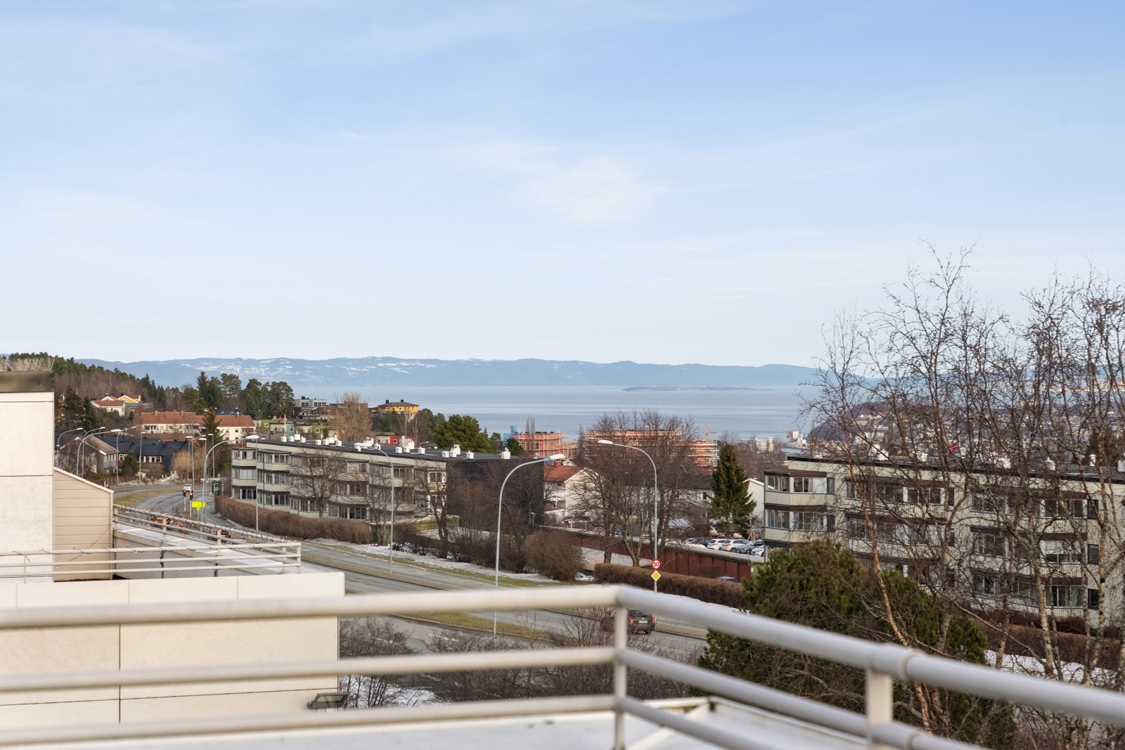 Flott hjørneleilighet i toppetasjen med fantastisk utsikt fra privat takterrasse på 30 kvm. Galleribilde