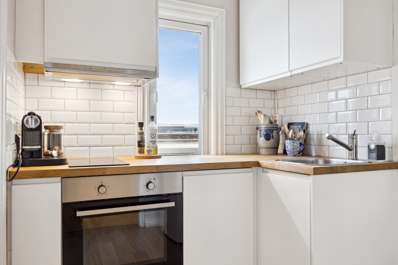 Kjøkkenet får masse naturlig lysinnslipp fra vindu, skaper en luftig og fin tilværelse. Galleribilde