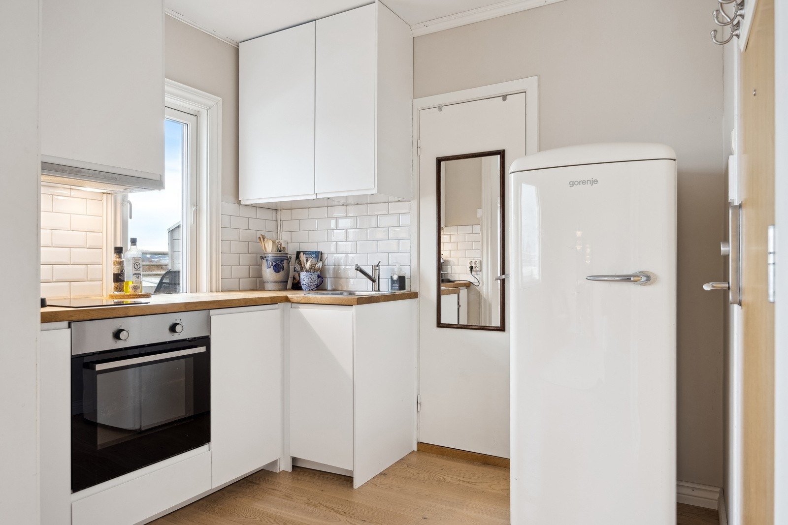 Stilrent kjøkken med innredning fra 2021 og glatte fronter. Galleribilde