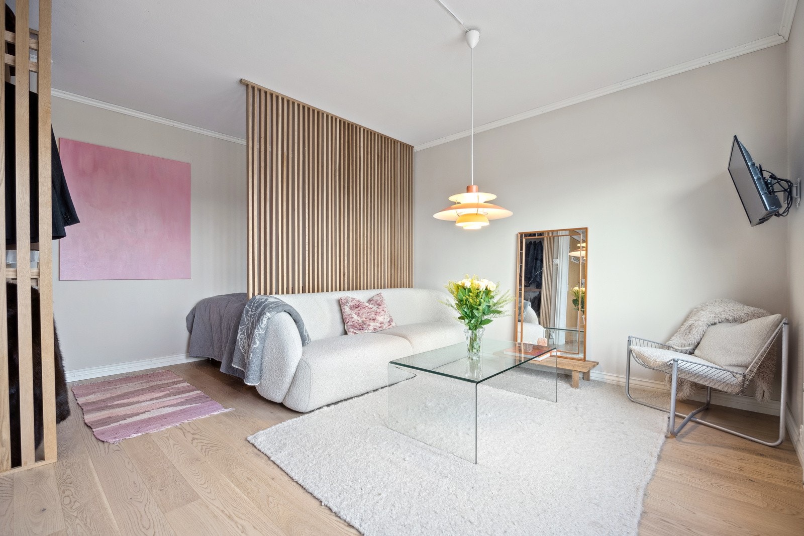 Boligen er malt i lyse og fine farger, noe som gjør det enkelt å sette sitt eget preg på boligen. Galleribilde