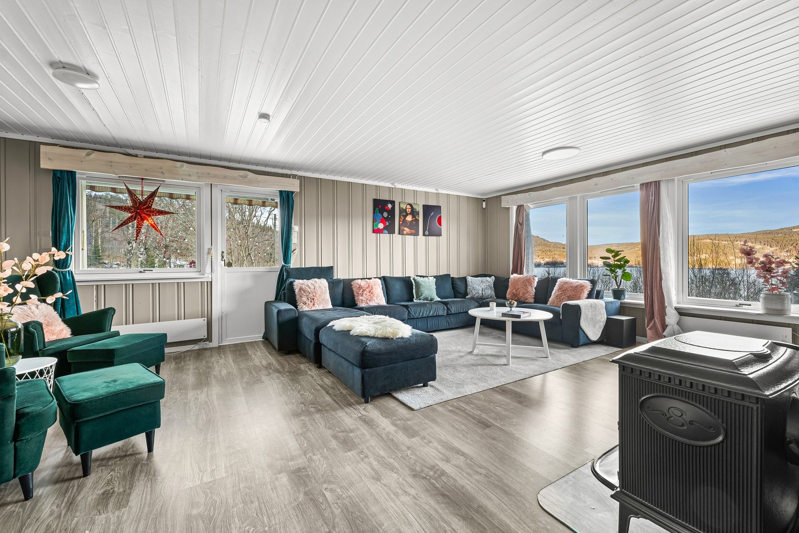 I stuen møtes du av et lyst og luftig rom med store vinduer som rammer inn den fantastiske utsikten over Randsfjorden. Galleribilde