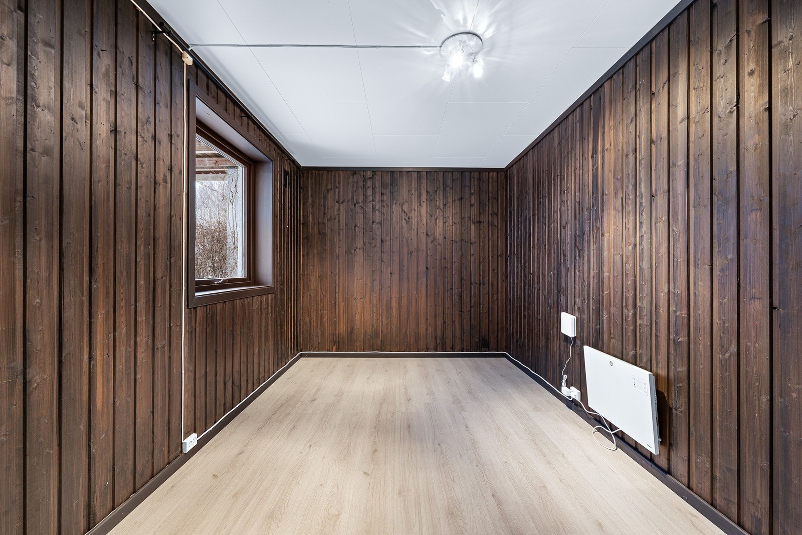Rommet ligger i underetasjen og er ikke omsøkt hos kommunen slik at det er godkjent som rom til varig opphold og som hoveddel. Galleribilde