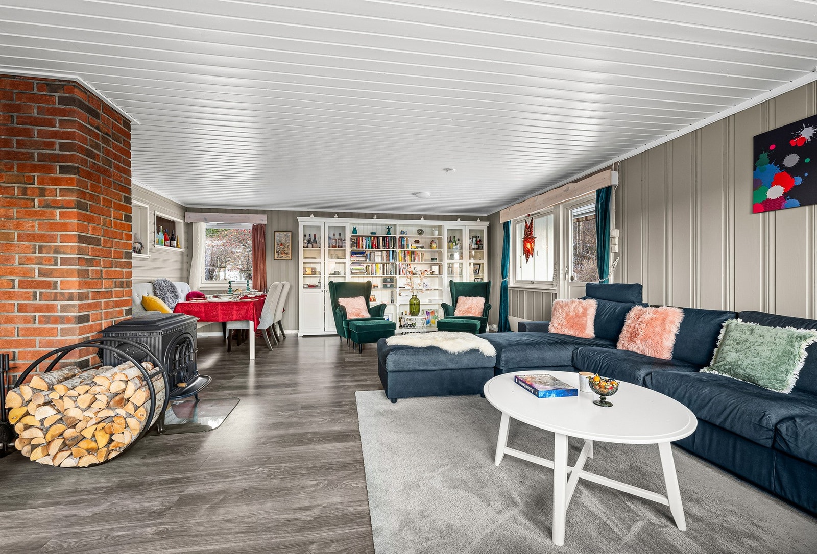 Rommets størrelse gir god plass til både sofagruppe og spisestue - perfekt for sosiale sammenkomster med familie og venner. Galleribilde