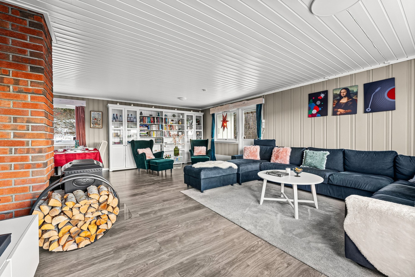 Den stilfulle peisovnen gir både varme og hygge, mens nyoppussede overflater med moderne gulv og nymalte vegger gir et tidsriktig uttrykk. Galleribilde