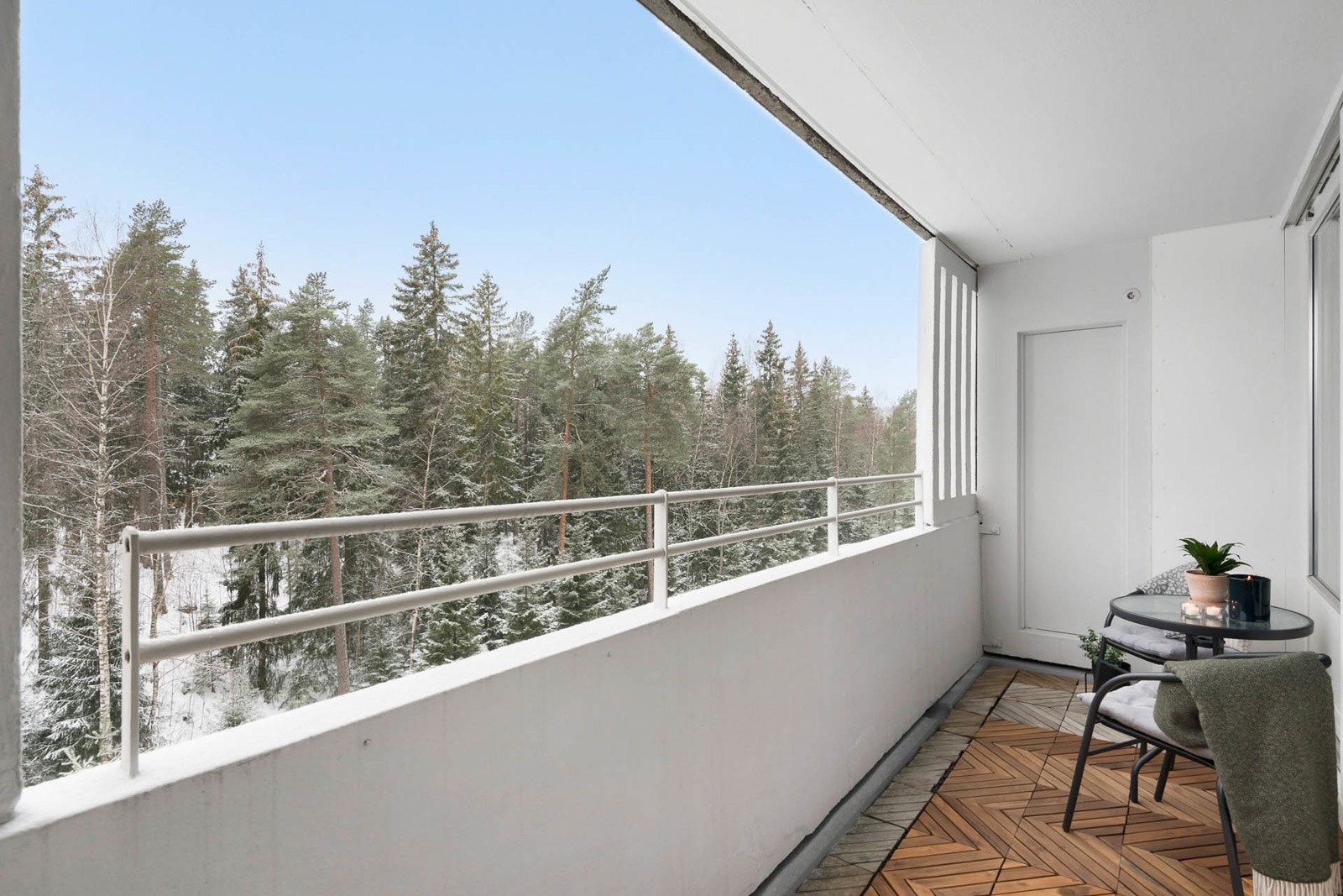 Her er det gode solforhold og plass til utemøbler. Nyt solrike dager og lune kvelder på den usjenerte balkongen. Galleribilde