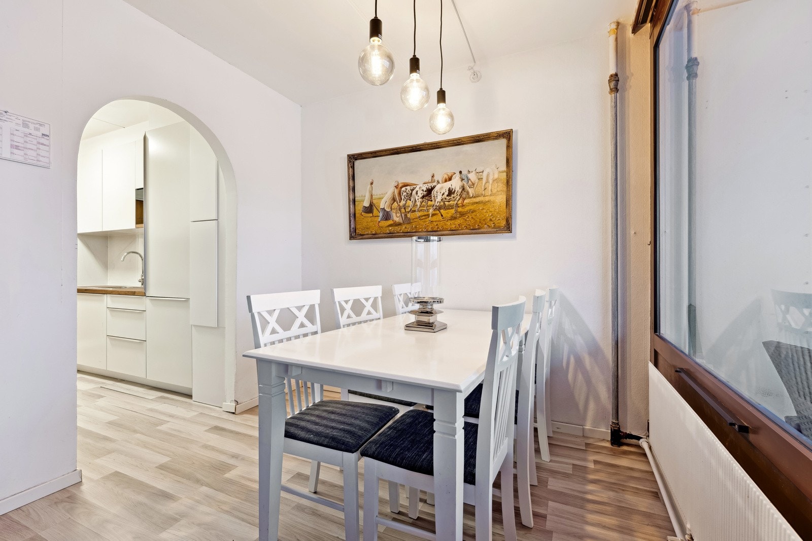 God plass rundt spisebordet til å samle både venner og familie til hyggelige anledninger. Galleribilde