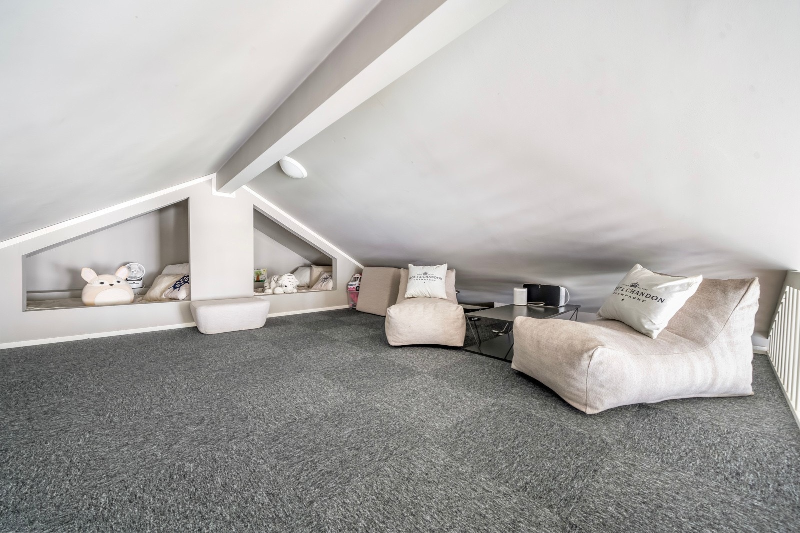 Hemsen rommer to praktiske, stedbygde sengeplasser, og har flere bruksområder Galleribilde