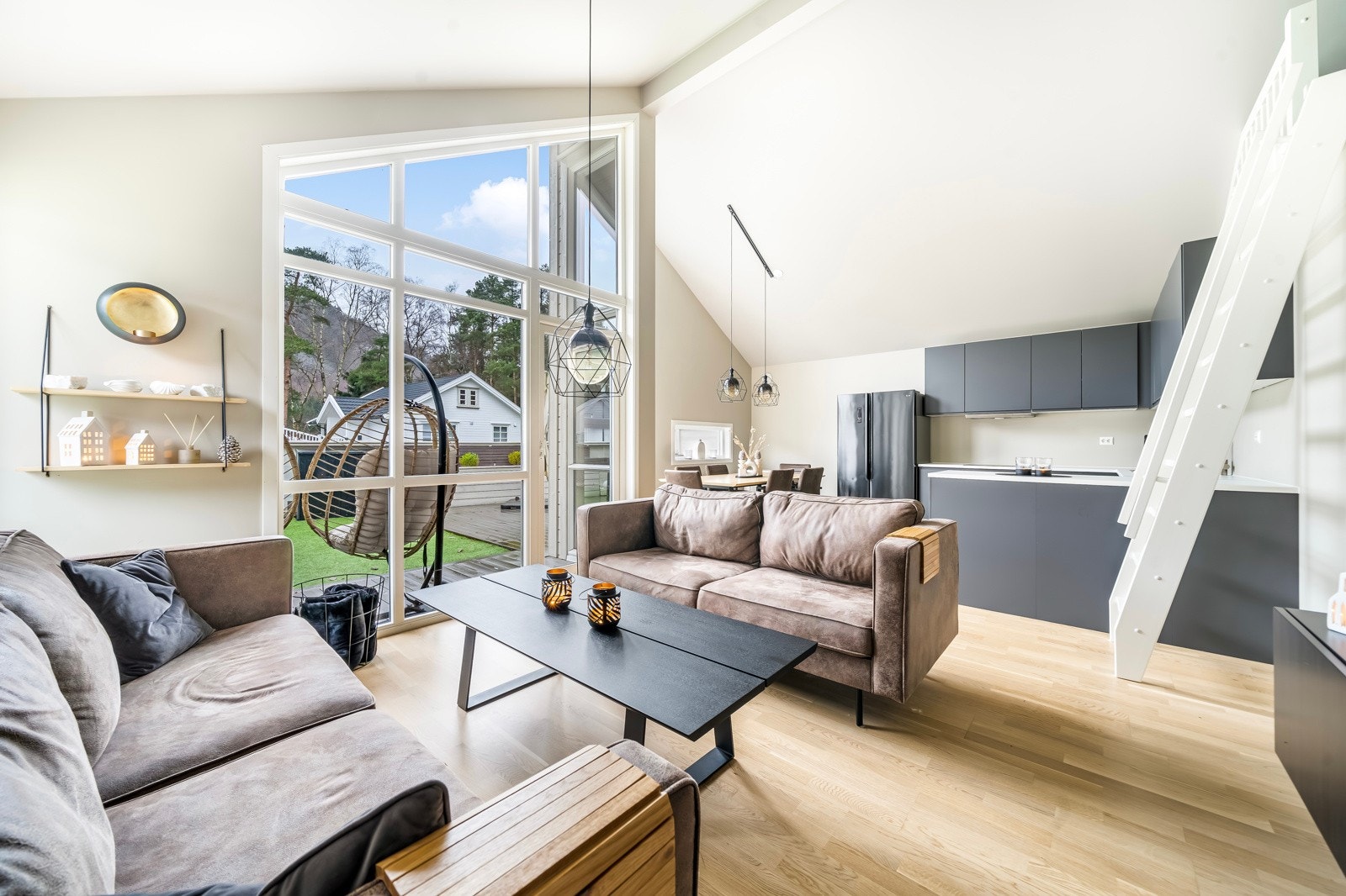 mellom stuen og kjøkkenet er det dedikert plass til spisebord med plass til flere personer Galleribilde