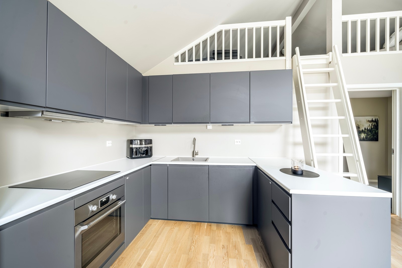 Fra stue/kjøkken leder en stige opp til en koselig hems Galleribilde