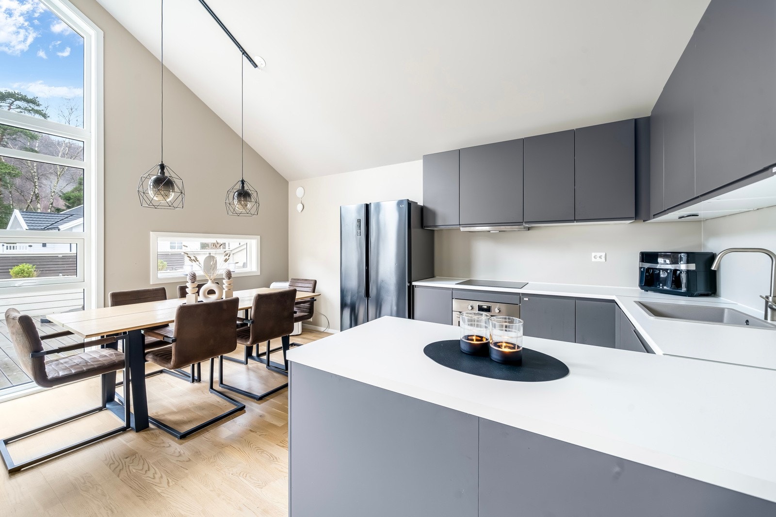 Kjøkkenet har en fin utforming og deler opp rommet på en naturlig måte Galleribilde