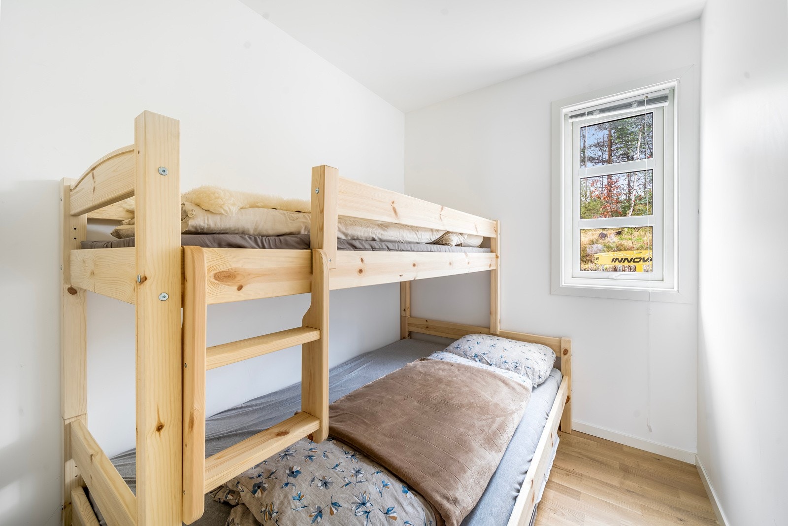 Boden er i dag innredet som et soverom med køyseng med tre sengeplasser. Galleribilde