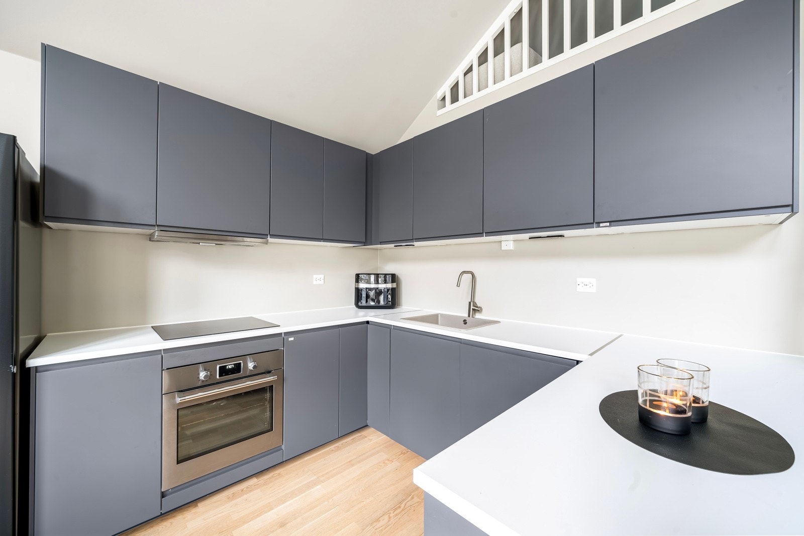 Kjøkkeninnredningen har rikelig med skap- og benkeplass for oppbevaring av kjøkkenutstyr og matlaging Galleribilde