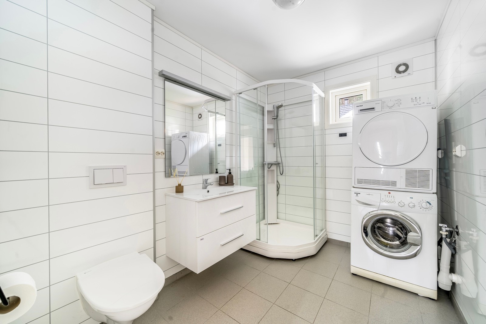 Romslig og pent bad med varme i gulvet Galleribilde