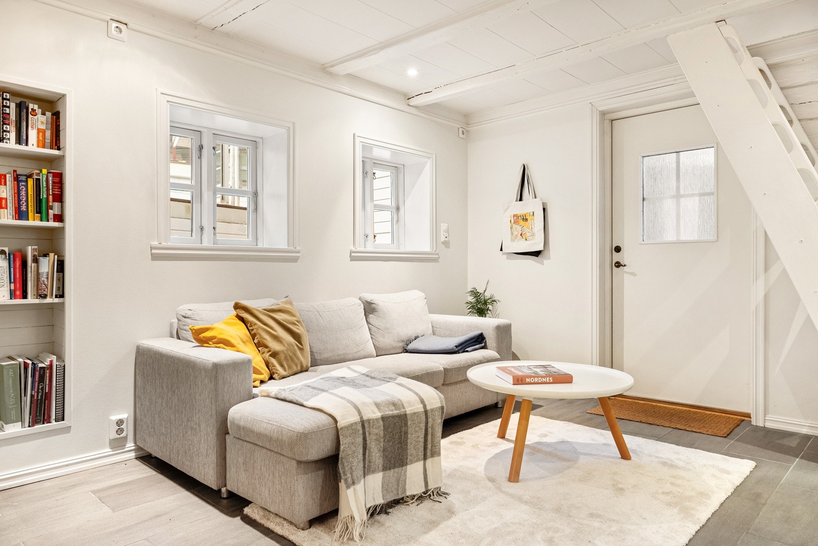 Vi beveger oss igjennom en hyggelig bakgård med et lite stykke bergenshistorie før vi kommer inn i boligens samlingspunkt og fellesareal. Galleribilde