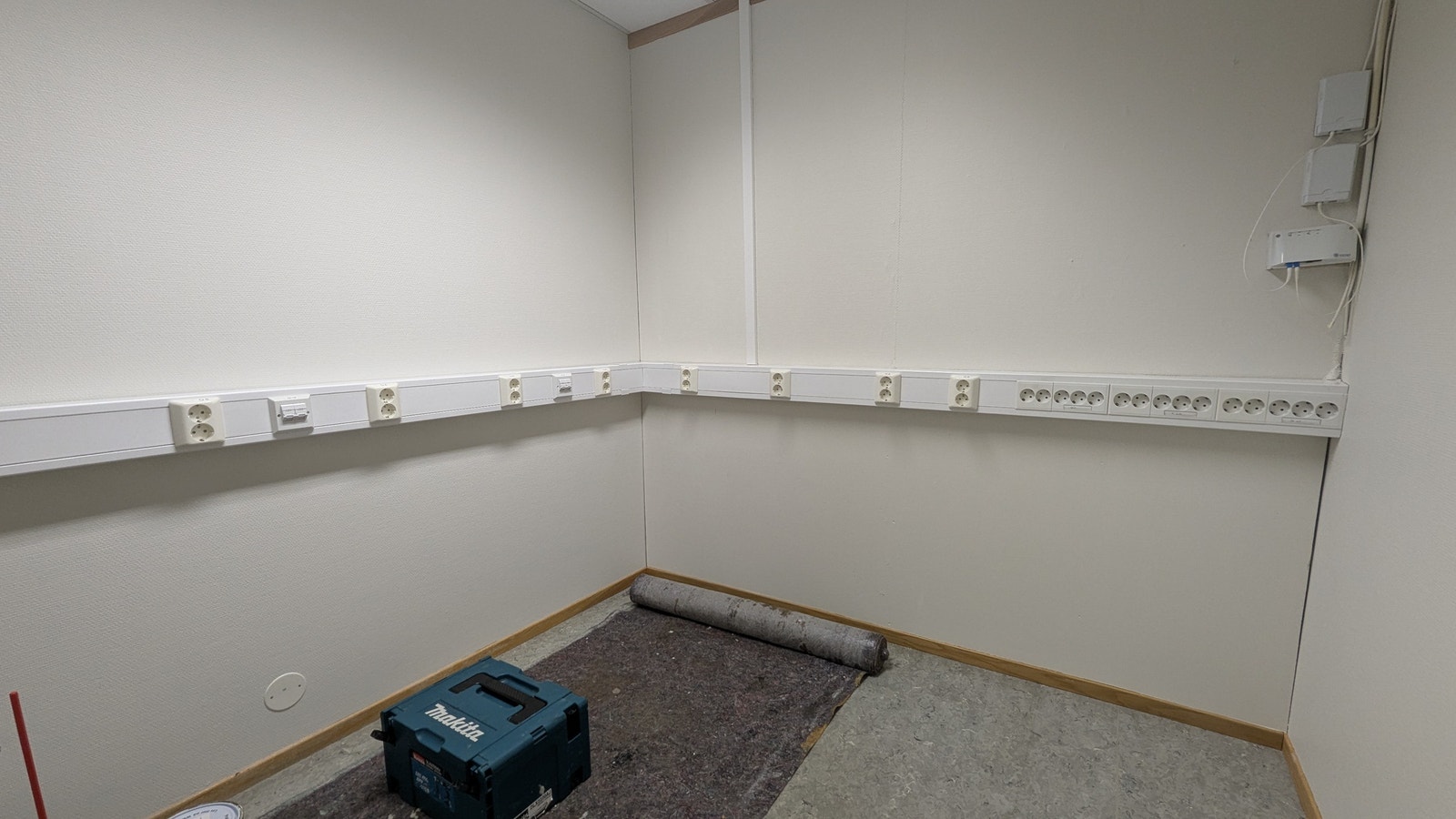 Lokale 206 - Arkiv med mange strømkurser og nettverk Galleribilde