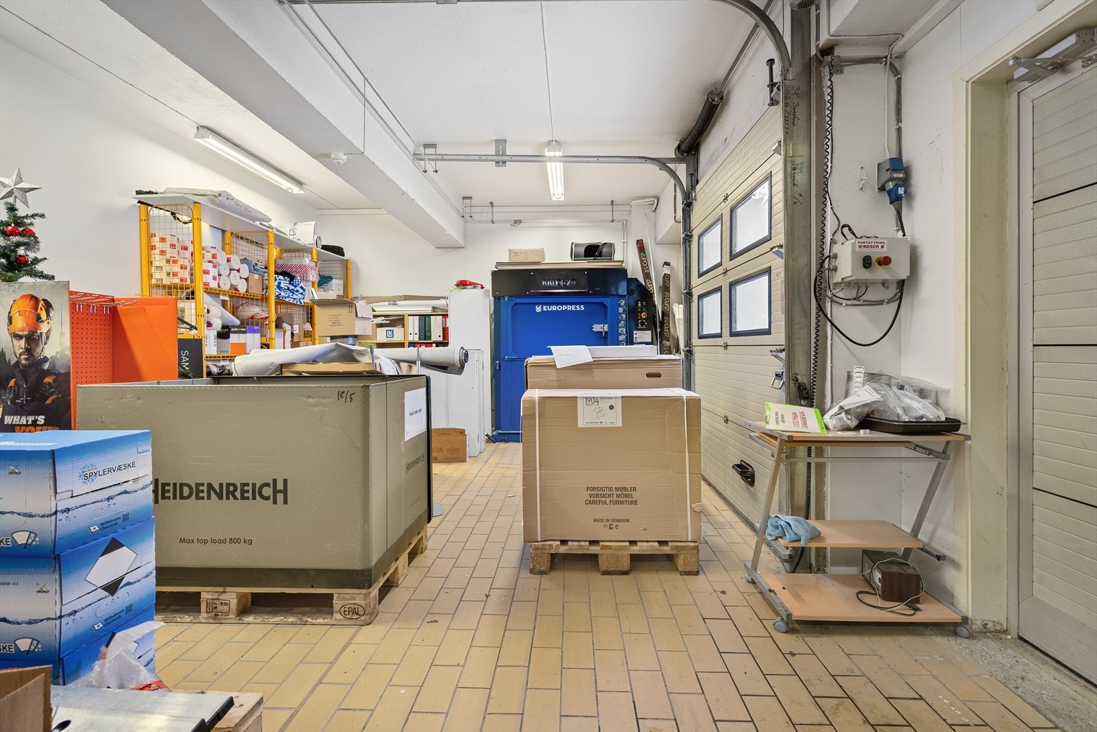 Varemottak med kjøreport. Galleribilde