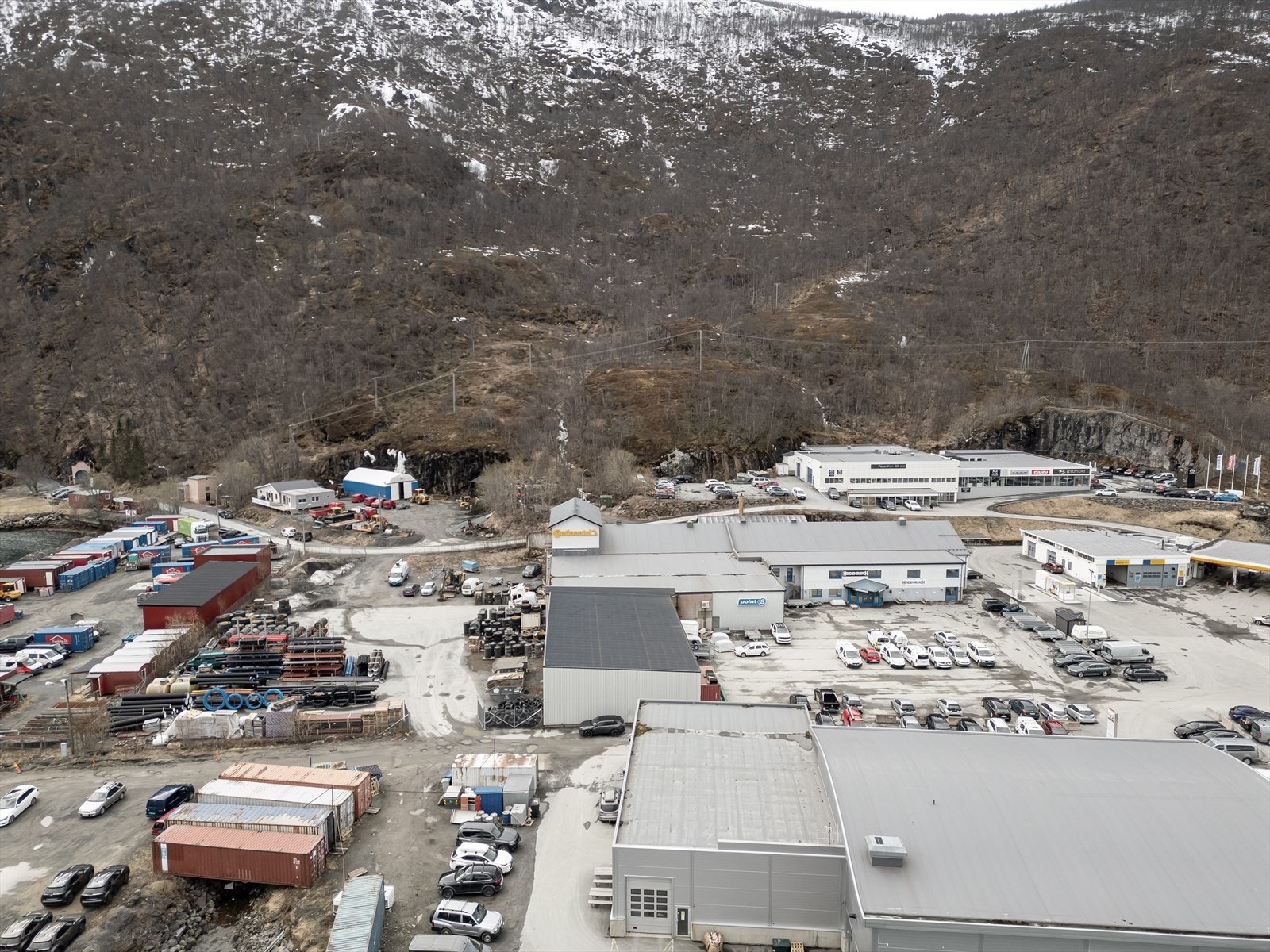 Tomten som selges med til venstre, stor parkering Galleribilde