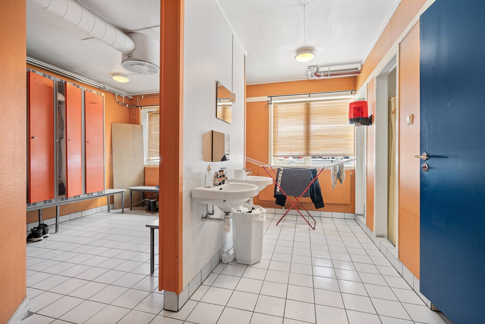 Garderober - toaletter til dekkforhandler. Galleribilde