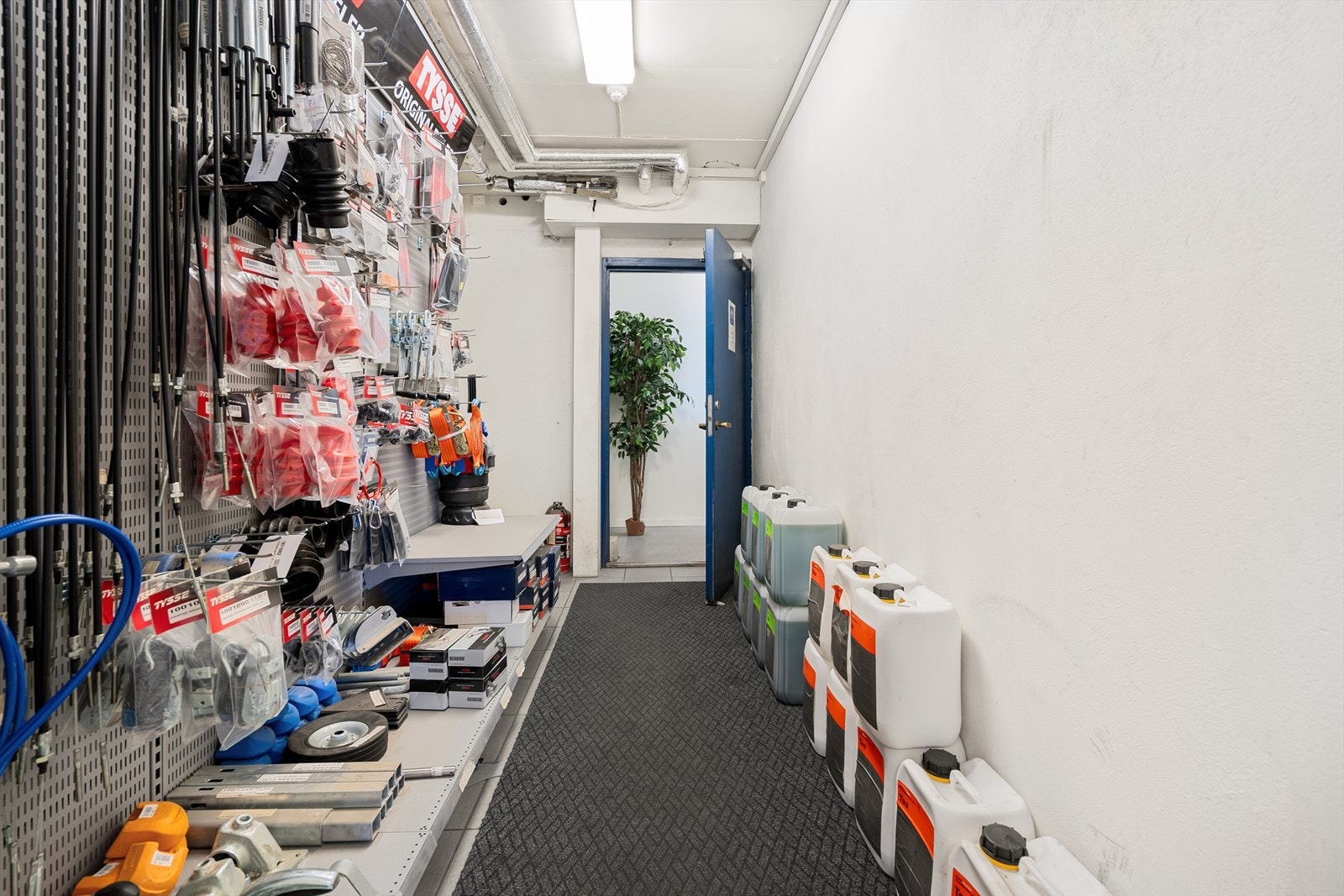 Vareutvalg dekkbutikk. Galleribilde