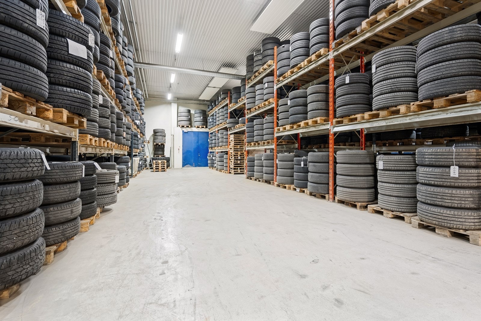 Store lagerlokaler/dekkhotell. Galleribilde