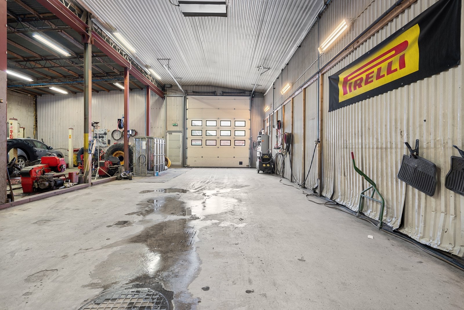 Store garasjer/verksted med kjøreporter. God takhøyde. Galleribilde