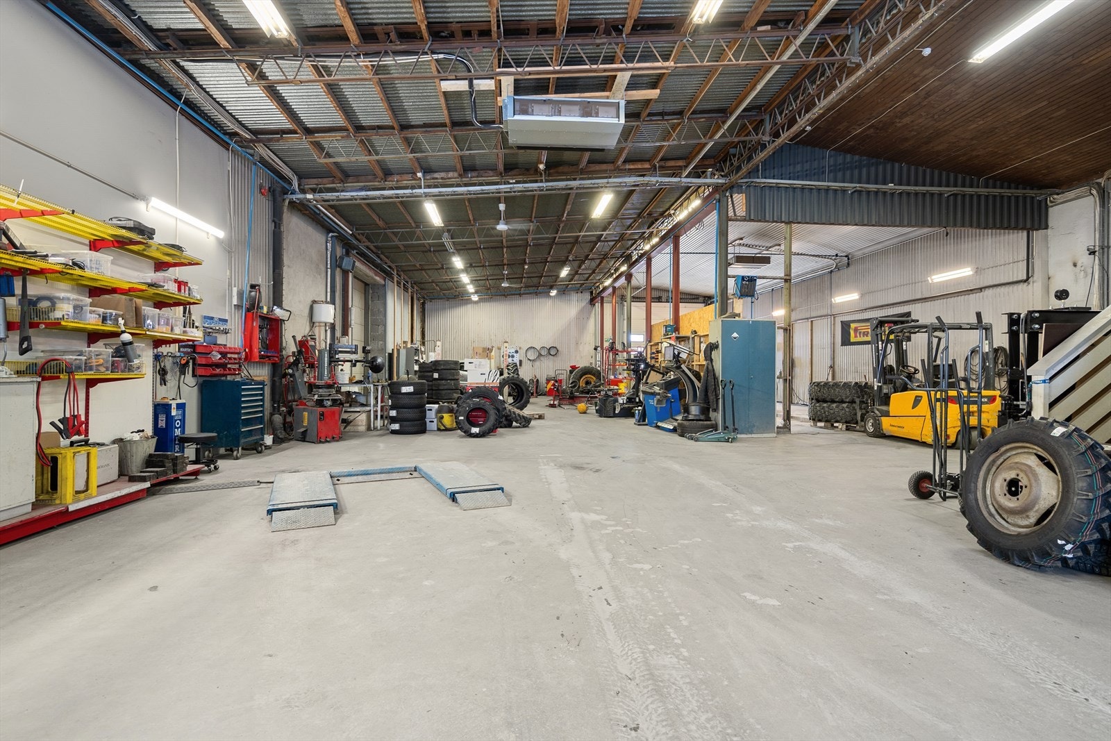 Store garasjer/verksted med kjøreporter. Galleribilde