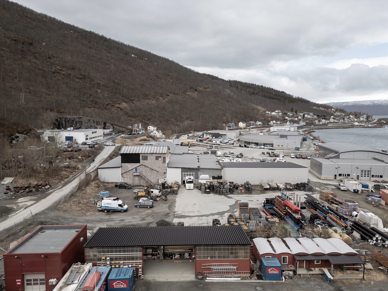 Ubebygd tomt bak bygget selges med, lagret diverse materialer og biler der i dag Galleribilde