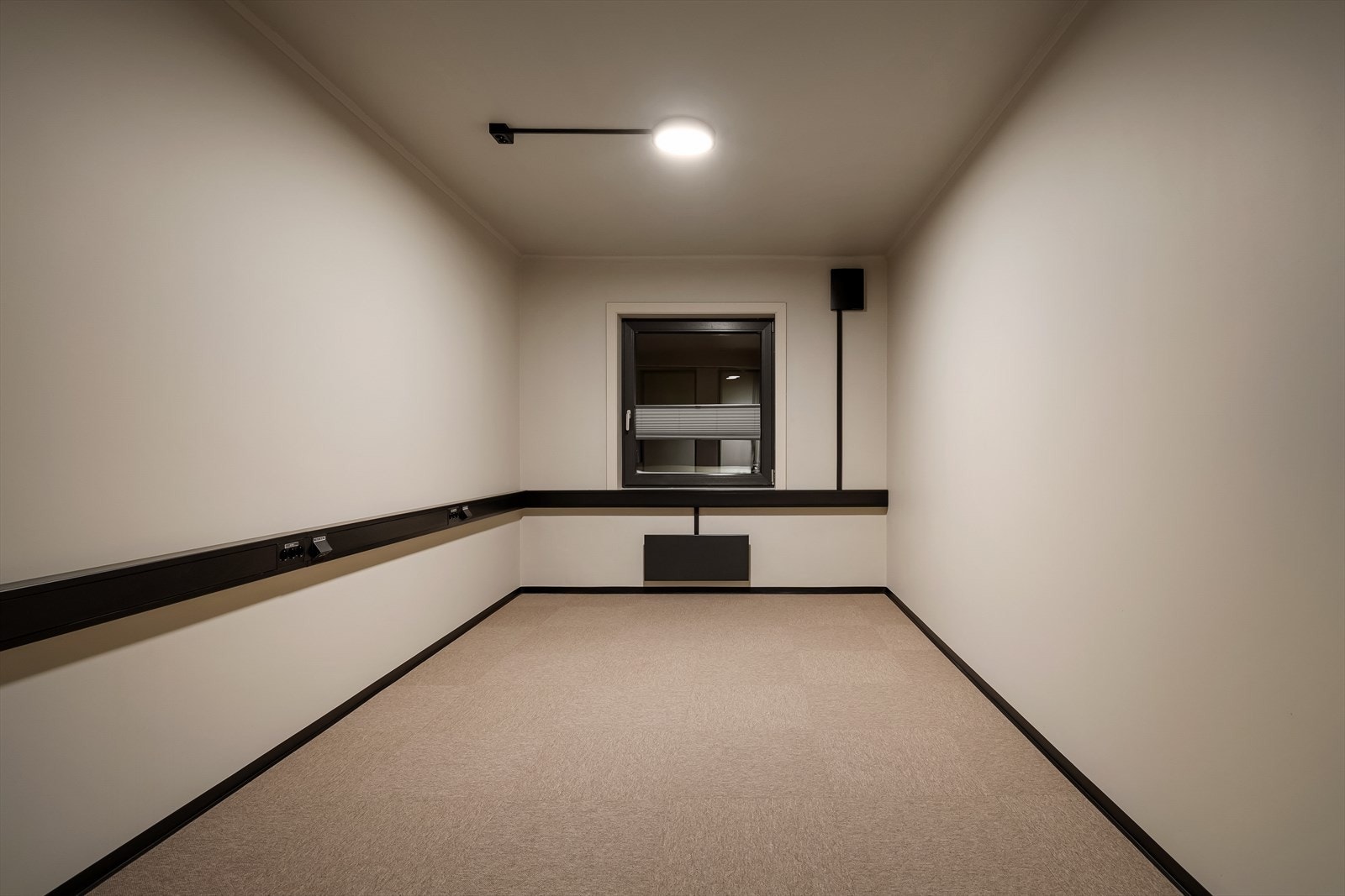 Enkeltkontor vendt mot bakgård Galleribilde