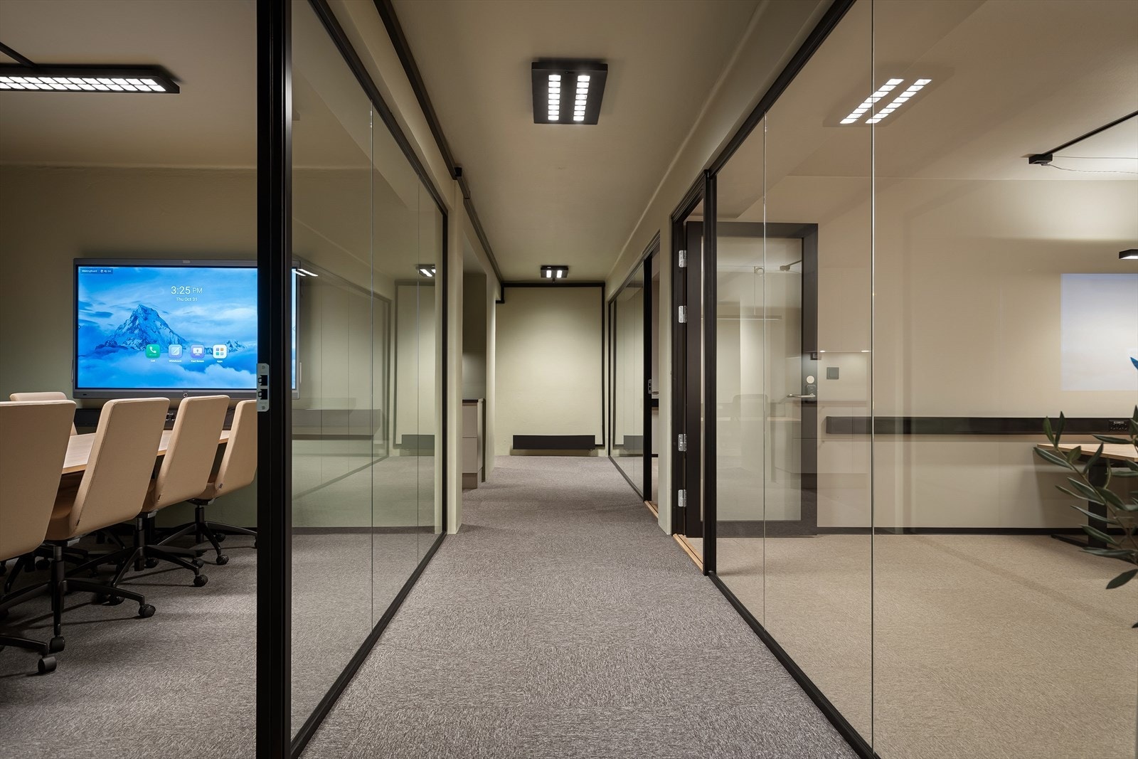 Moderne ledbelysning, glassvegger og farger Galleribilde