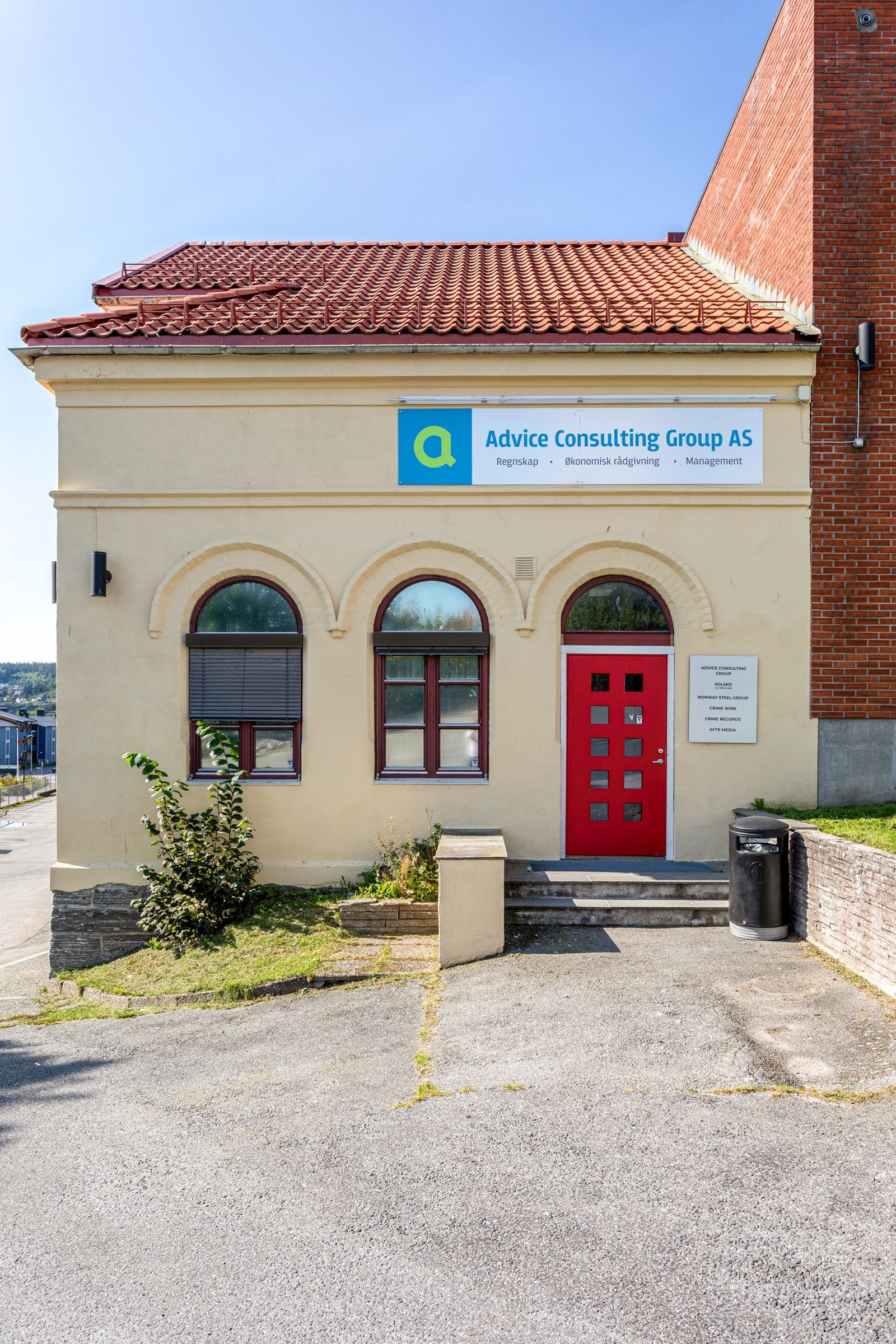 Egen inngang til seksjonen på hjørnet av bygget Galleribilde