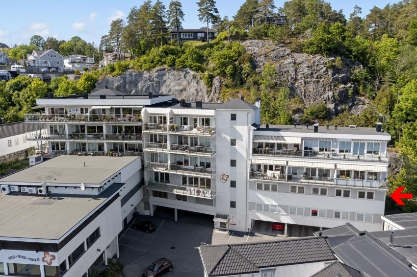 Næringsseksjonen ligger i 2. etasje i "bygg B", den østre delen av et større bolig- og næringsbygg. Galleribilde