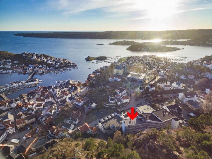 Løkkebakken 12A ligger rett ved Kragerø sentrum. Pilen viser "bygg B". Galleribilde