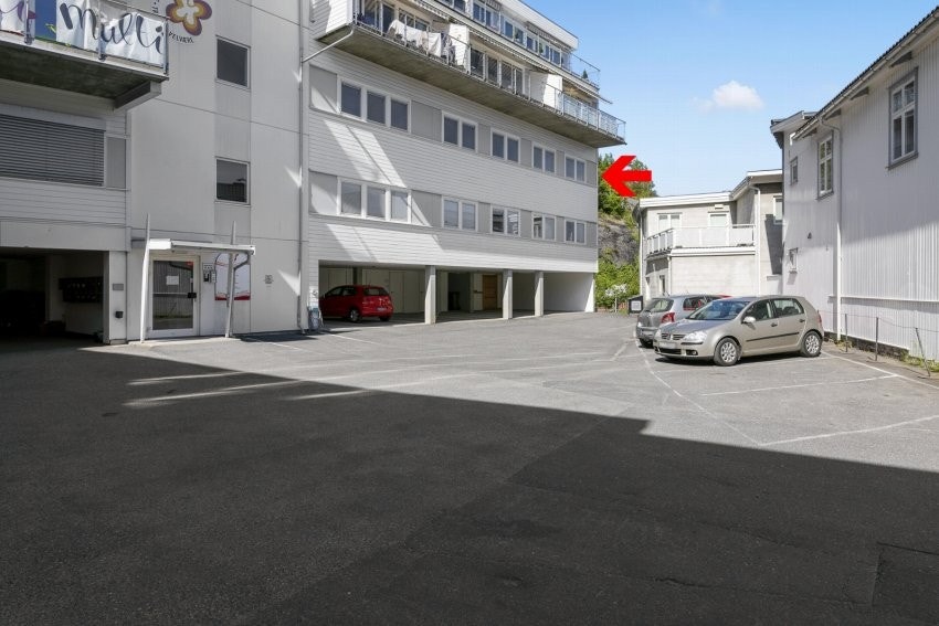 Denne næringsseksjonen, snr. 8, ligger i 2. etasje, med adkomst via felles "trappehus" med heis. Galleribilde