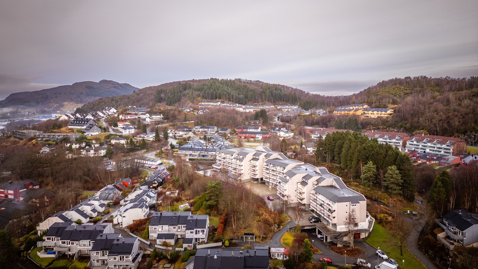 Senteret fungerer som et viktig knutepunkt for lokalsamfunnet, hvor beboere kan handle dagligvarer, nyte en kopp kaffe, eller få tilgang til nødvendige tjenester i nærheten av hjemmet. Galleribilde
