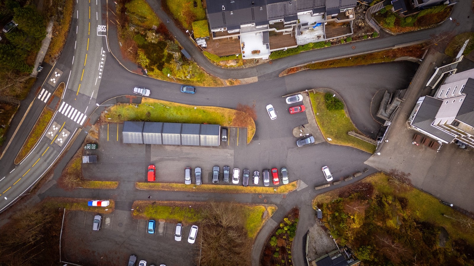 Ulvedalen Torg er omgitt av boligområder, barneskole, idrettshall og fotballbaner, som sikrer jevn trafikk fra familier og lokale beboere. Galleribilde