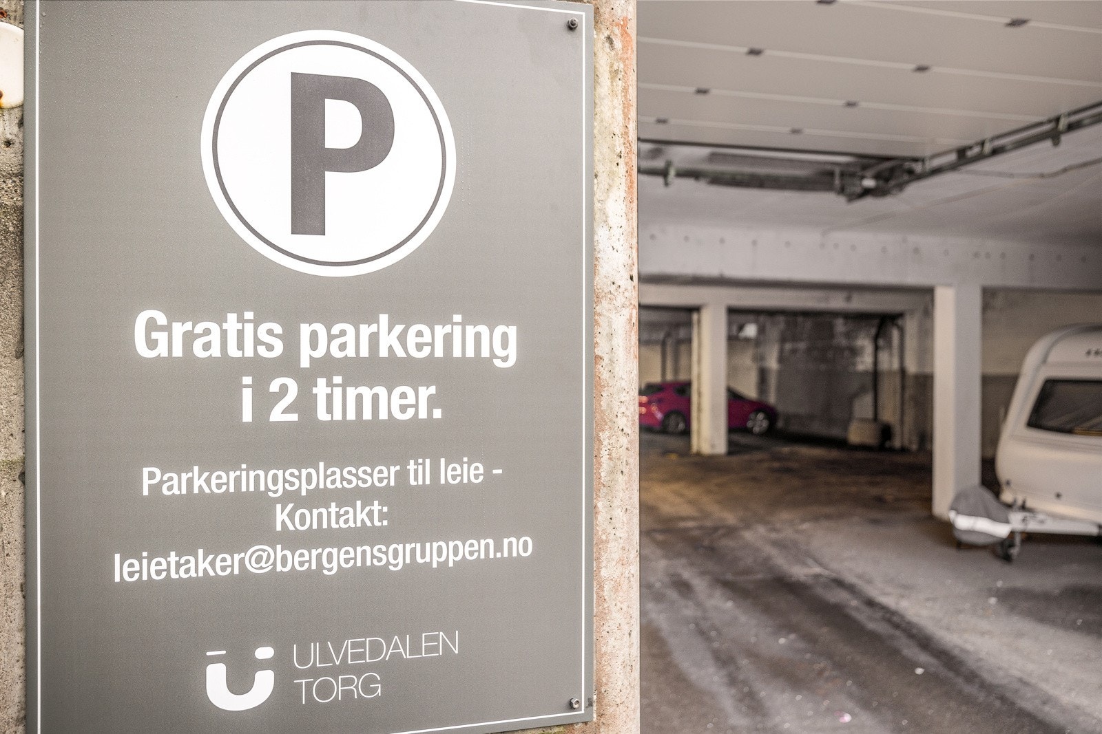 To timer gratis parkering på gateplan og i garasje. Galleribilde