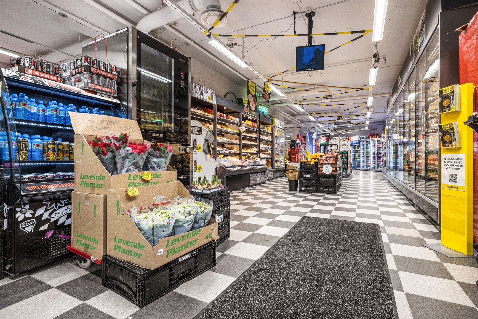 Bunnpris Ulvedalen: Dagligvarebutikk med søndagsåpent og jevn strøm av kunder. Galleribilde