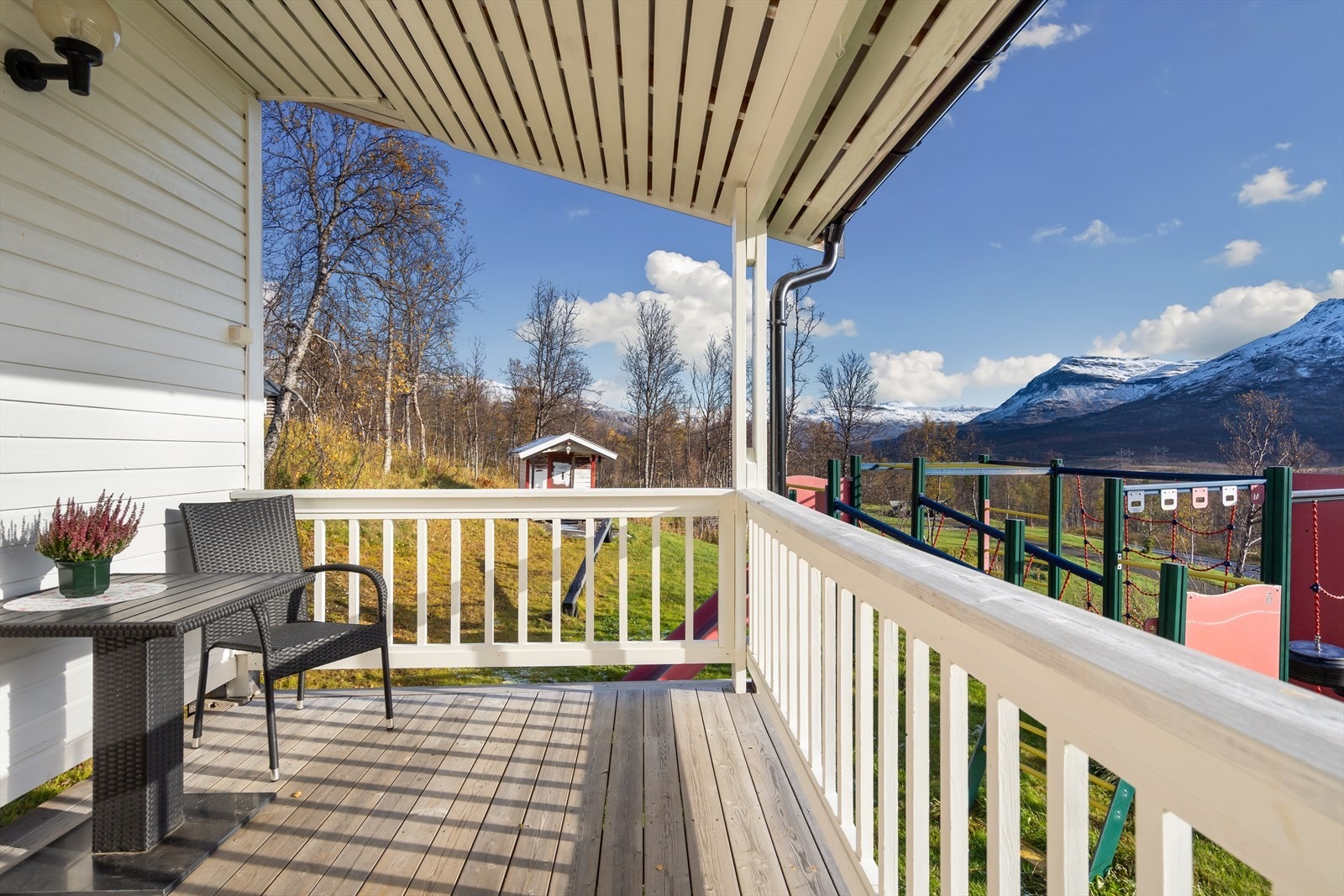 Sitteplass ute i forbindelse med kjøkken hovedhus Galleribilde