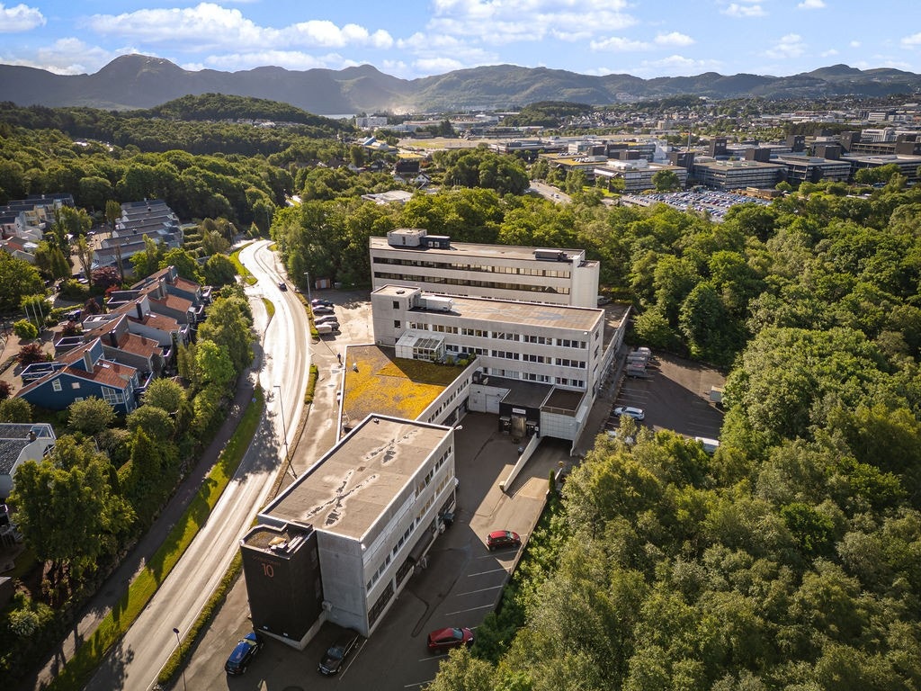 DJI_0007.jpg 4 av de tilhørende p-plassene for seksjonen er på nedsiden av bygget. Galleribilde