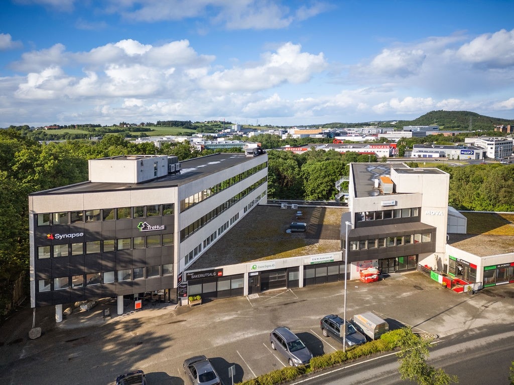 DJI_0003.jpg Velkommen til Godesetdalen 10. Kontorarealet ligger i etasjen over gateplan, med 9 tilhørende 9 p-plasser. God parkeringsdekning også for besøkende ved inngangspartiet. Galleribilde
