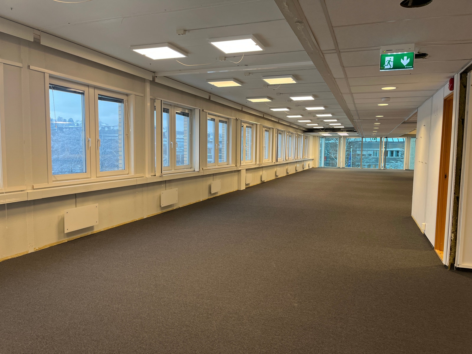 Åpne romslige lokaler med mye dagslys Galleribilde