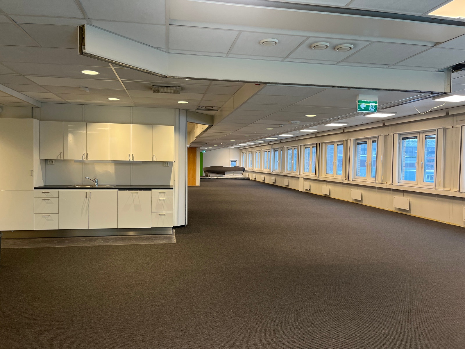 Åpne romslige lokaler med mye dagslys. Kunde kan være med å påvirke romløsningen. Galleribilde