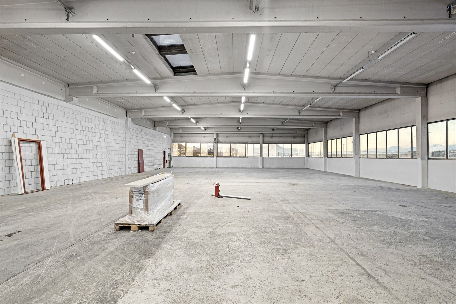 Støpt betong, led belysning. God bæreevne Galleribilde