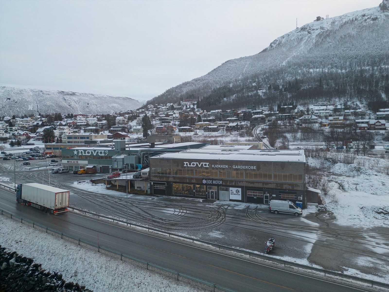 Fasade mot sundet, E8 passerer rett utenfor. Galleribilde