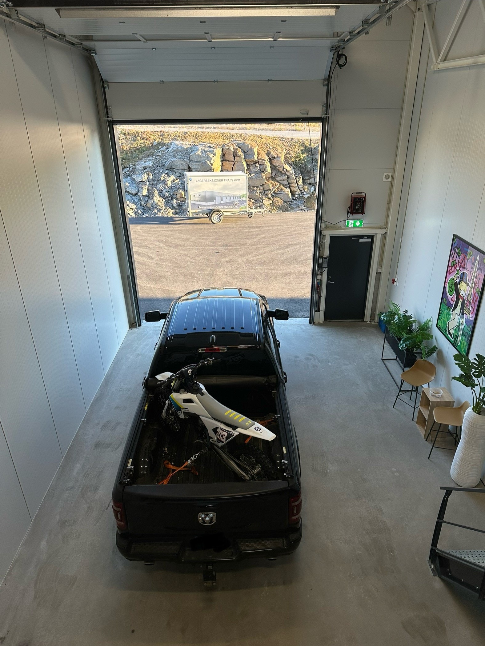 Det er ca. 6 meter innvendig takhøyde. Her ser du bilde tatt fra mesanin. Galleribilde
